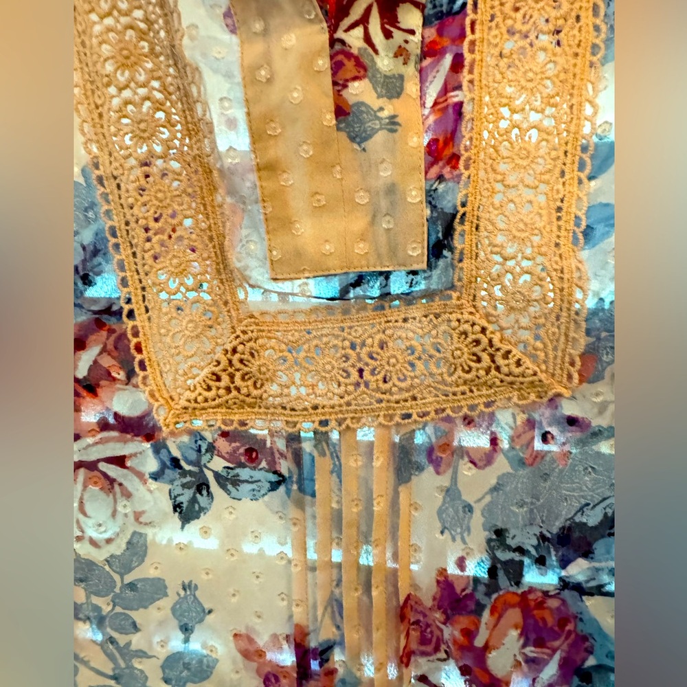 Beautiful Daniel Rainn blouse. - Picture 3 of 7